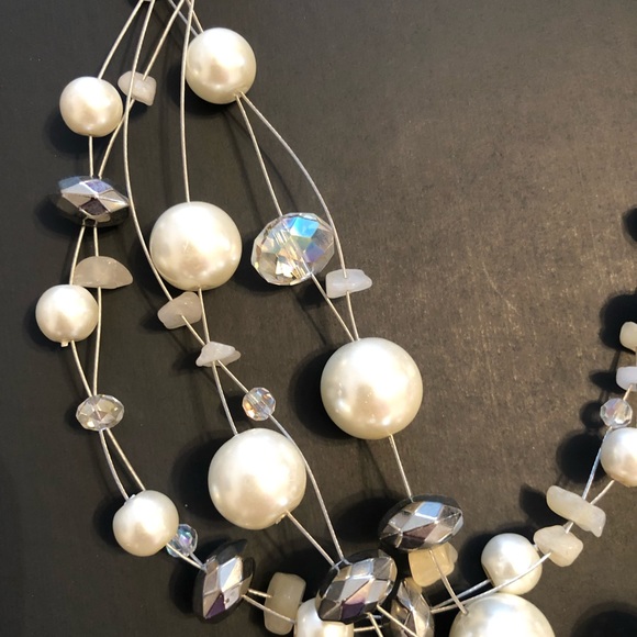 Beautiful pearl like iridescent gem necklace - Picture 2 of 4